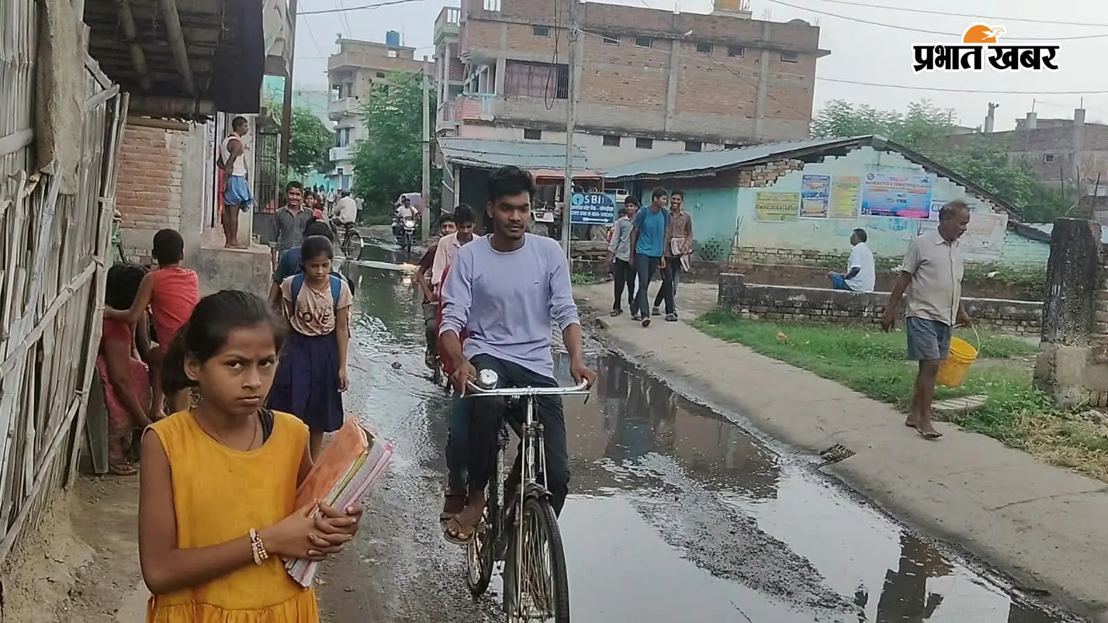 गोगरी में एसबीआई के पास जलजमाव से परेशानी, जाम नाले और बिखरी ईंटों से राहगीरों की बढ़ी मुश्किल