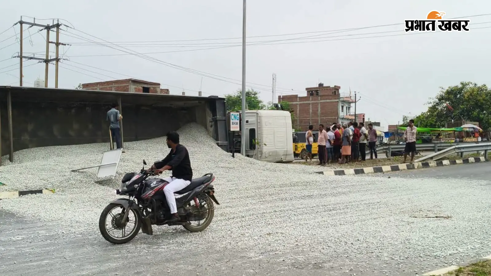 कैमूर : मोहनिया के पटना मोड़ पर देर रात पलटा गिट्टी लदा हाइवा, सड़क पर बिखरी गिट्टी, टला बड़ा हादसा