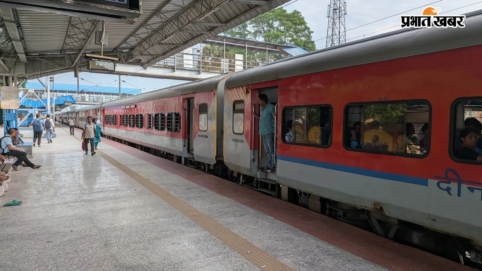 फरक्का के पास पटरी धंसने का असर जारी, कंचनकन्या एक्सप्रेस में बदला डिब्बों का क्रम, यात्रियों में असमंजस