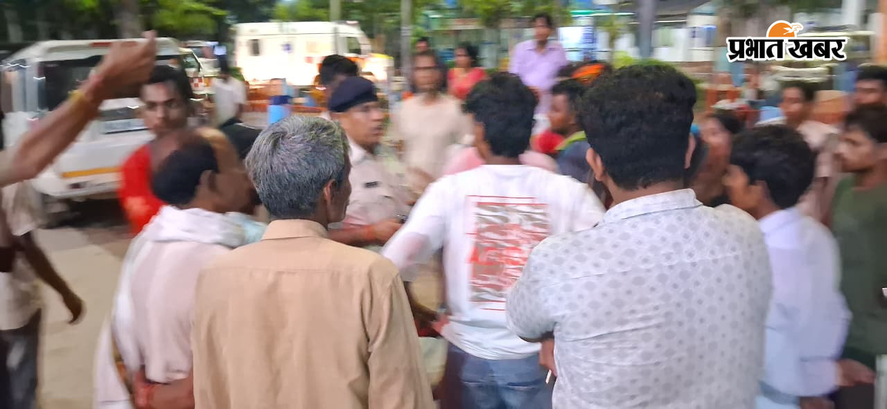 फोटो ,गोली लगने के बाद सदर अस्पताल पहुचे घायल व्यक्ति की तस्वीर फोटो,गोली घायल व्यक्ति के सीने में फसी. फोटो,गोली लगने के बाद सदर अस्पताल में जुटी लोगो की भीड़ | Prabhat Khabar Network