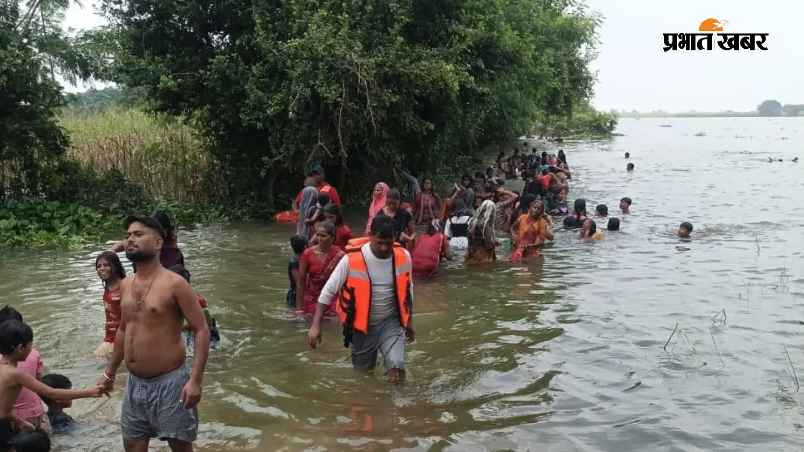 परबत्ता में बाढ़ के बीच नौ लोग डूबने लगे, आपदा मित्रों ने समय रहते पहुंचकर सभी को सुरक्षित बाहर निकाला
