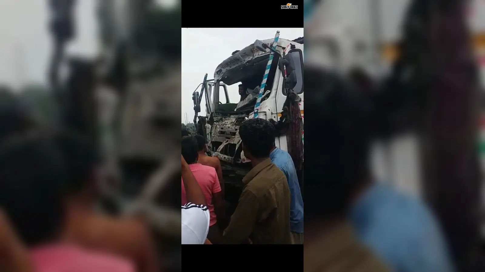 चतरा में दो हाइवा की आमने-सामने टक्कर, दोनों चालक गंभीर रूप से घायल; हजारीबाग रेफर