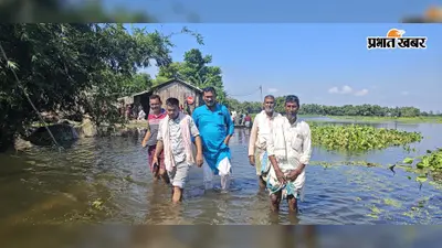 कटिहार के मनसाही में बाढ़ से पांच वार्ड प्रभावित: कुरेठा में बांटी गईं 400 प्लास्टिक शीट, नाव से पहुंचे राहत दल