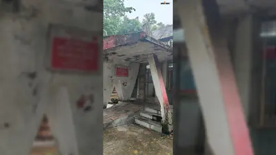 बोकारो: सेक्टर-6 उप डाकघर के मुख्य द्वार पर मंडरा रहा खतरा, जानिए क्यों चिंतित हैं ग्राहक और कर्मी