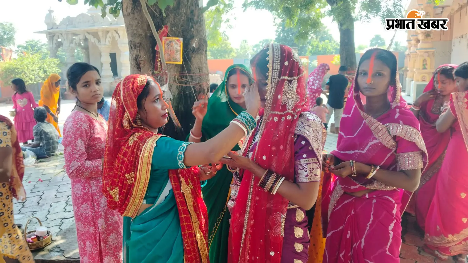 तीज पर शिव मंदिरों में उमड़ी सुहागिनों की भीड़, पति की लंबी उम्र की मांगी दुआ