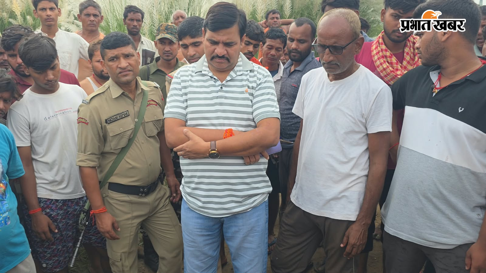 रोते बिलखते परिजन और छानबीन करती पुलिस | Prabhat Khabar Network