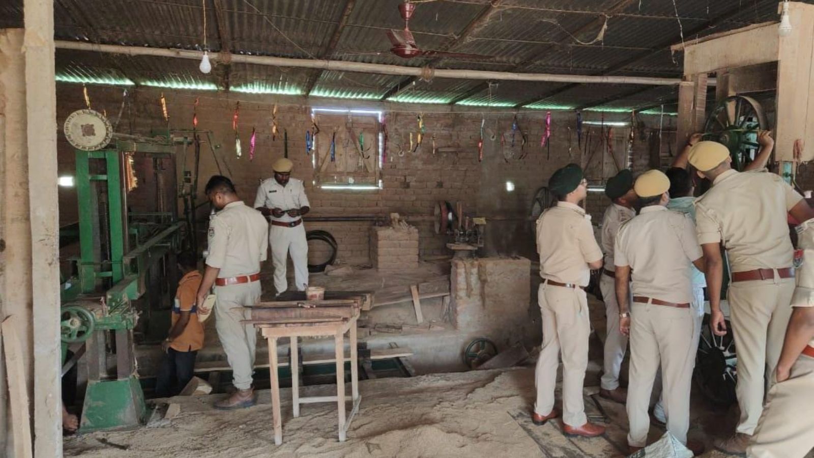 मौके पर मौजूद वन विभाग की टीम