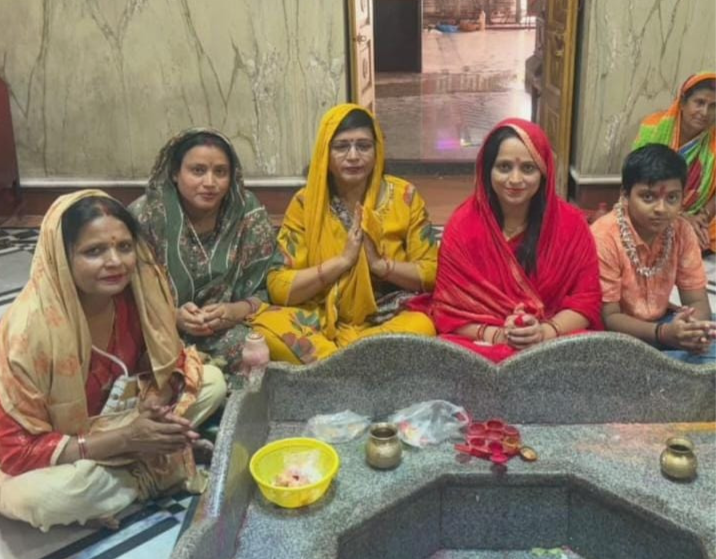 सुहागिन महिलाओं ने तीज को लेकर शिव मंदिर में की पूजा-अर्चना. | Prabhat Khabar Network