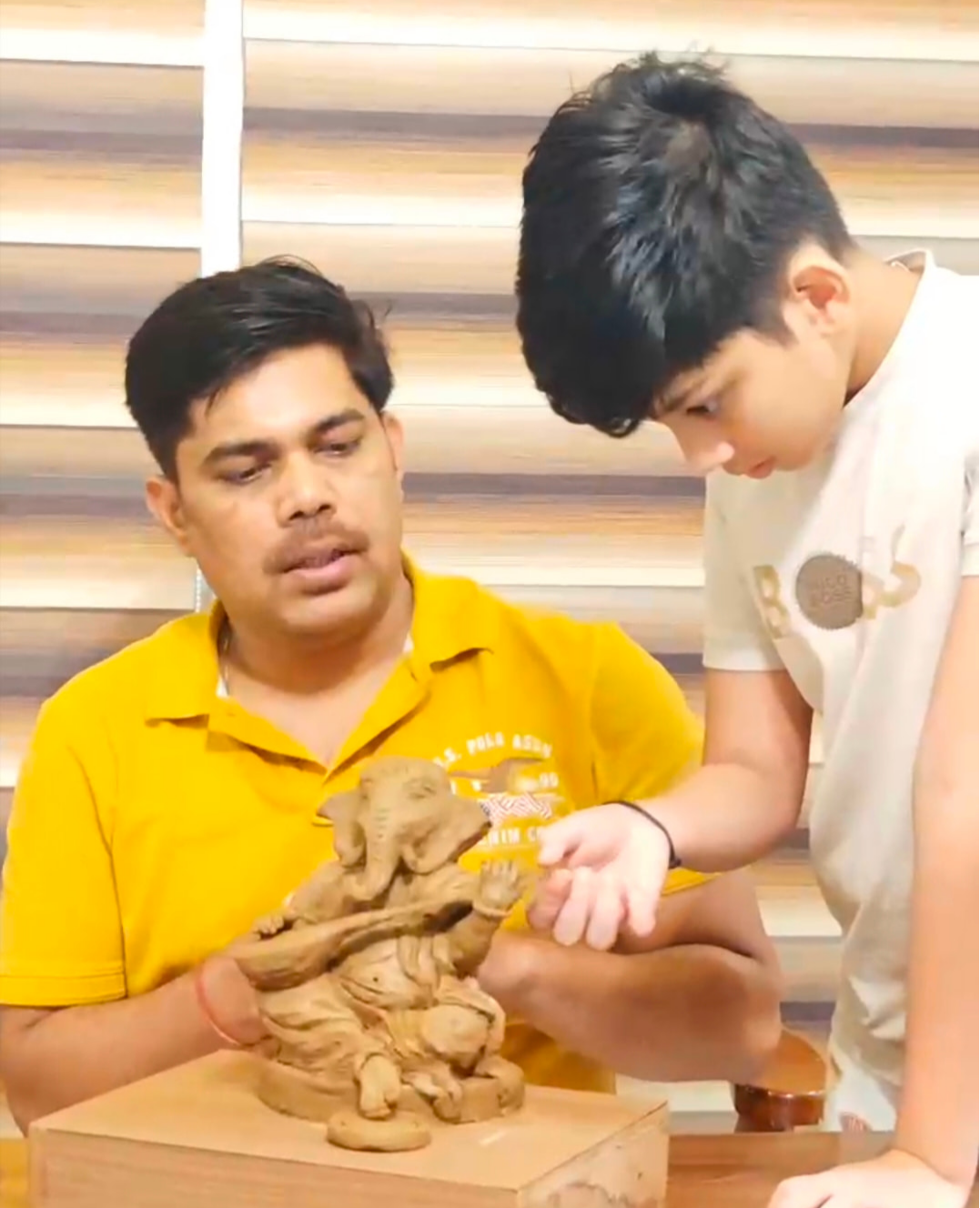 आईएएस रमेश घोलप ने खुद गढ़ी गणपति की प्रतिमा | Prabhat Khabar Network