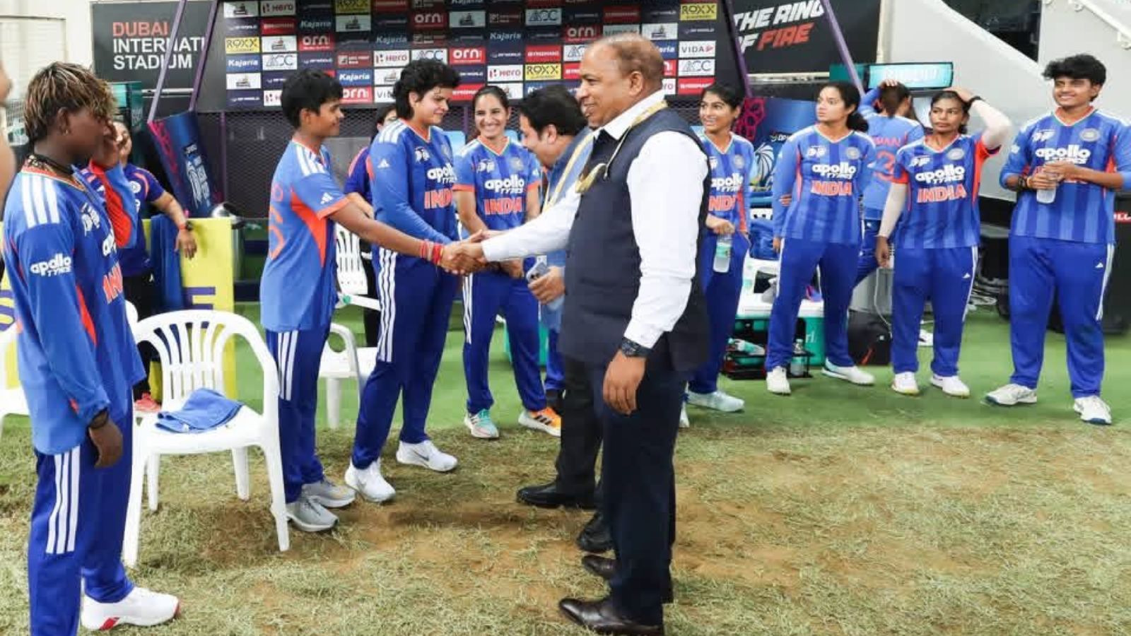 एशिया कप जीतने के बाद भारतीय महिला टीम से मिलते देवजीत सैकिया (फोटो- सोशल मीडिया)