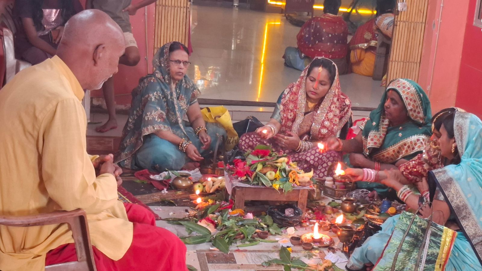 पूजा-अर्चना करती हुई महिलाएं
