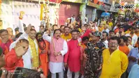 फारबिसगंज में महावीरी झंडा शोभा यात्रा: दरभंगिया टोला में महंत और इमाम ने गले मिलकर दिया सौहार्द का संदेश, 8 अस्थायी थानों से रही निगरानी