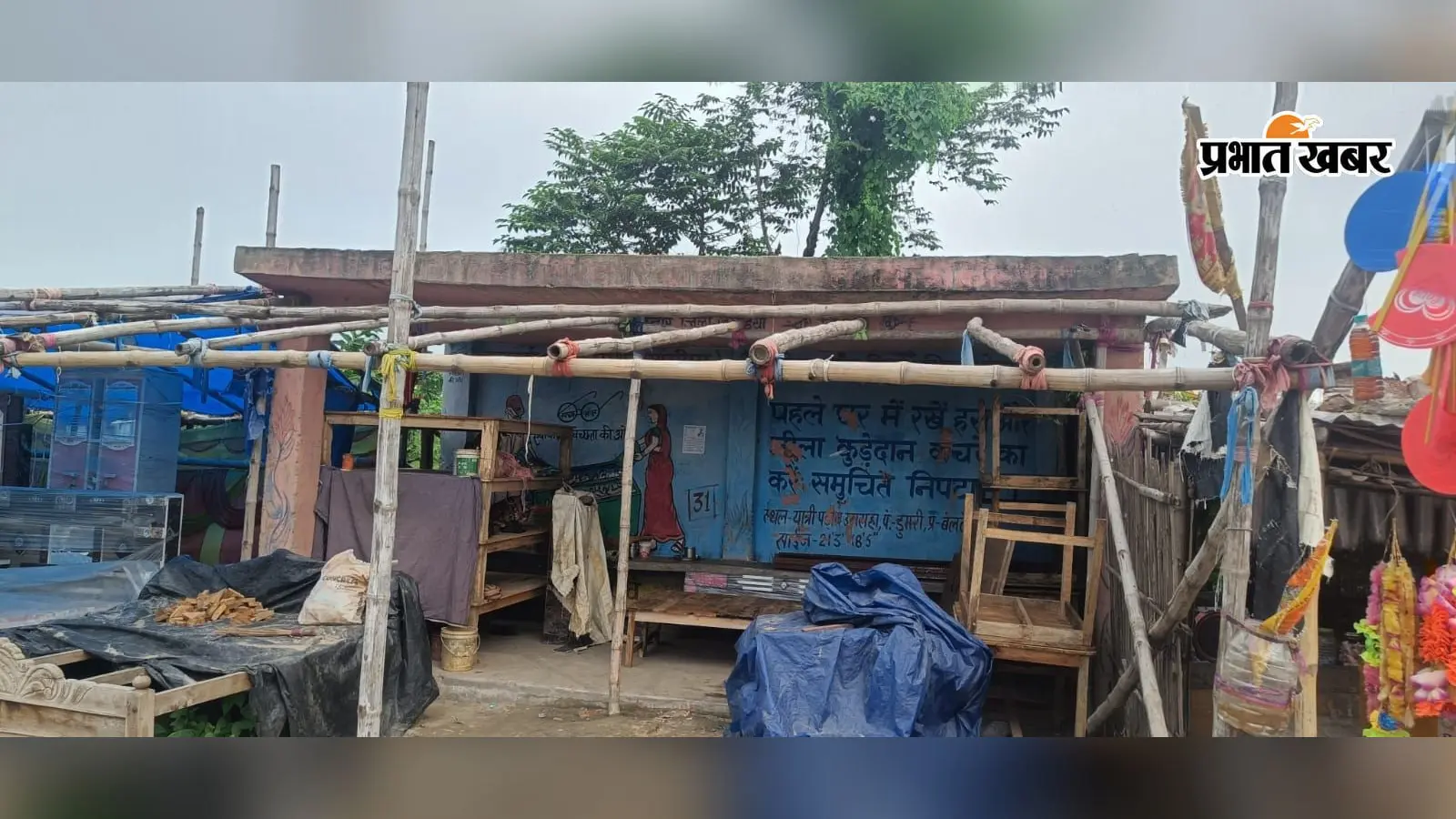 बेलदौर में लाखों से बना यात्री शेड अतिक्रमण की चपेट में, धूप-बारिश में खुले में बस का इंतजार कर रहे यात्री