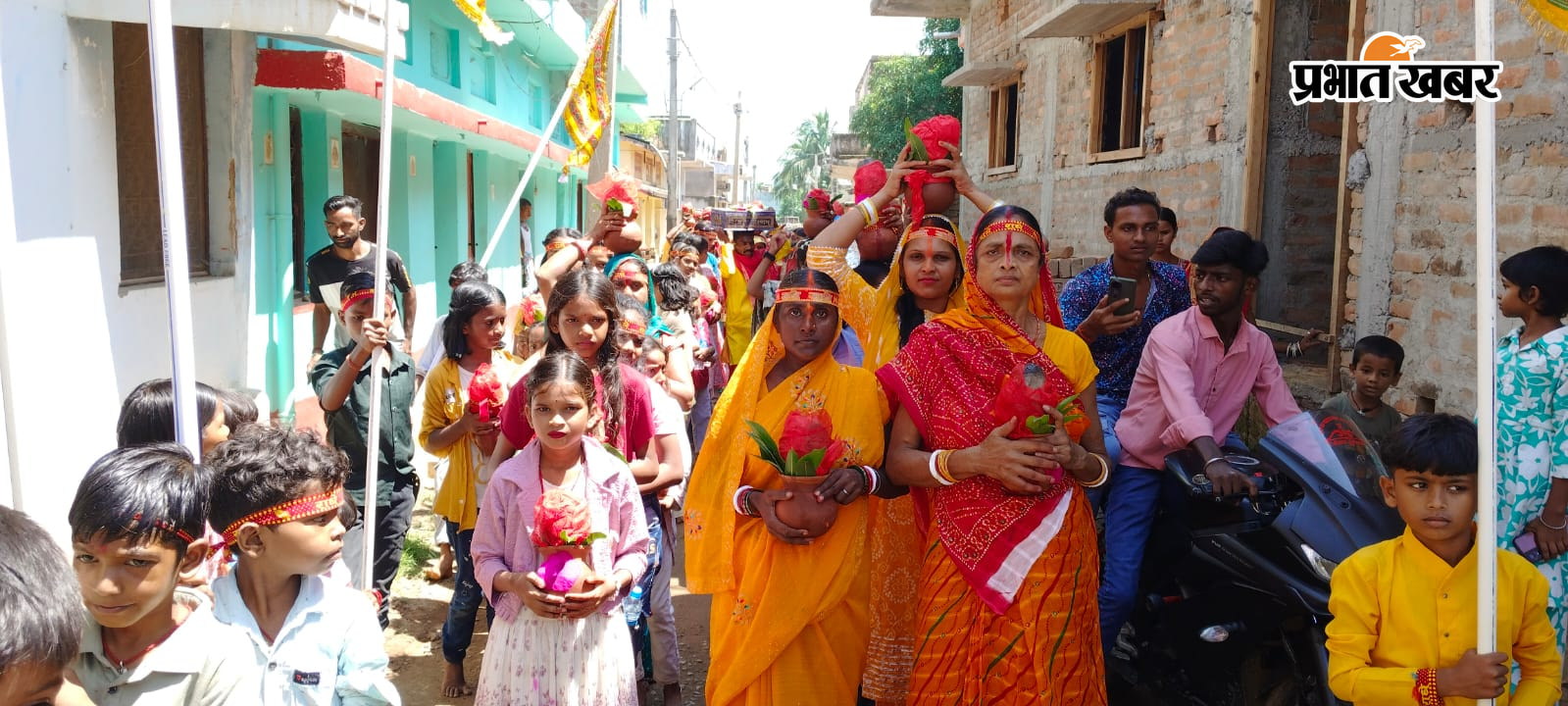 हंसडीहा में निकाली गई कलश यात्रा में शामिल महिलाएं एवं युवतियां | Prabhat Khabar Network