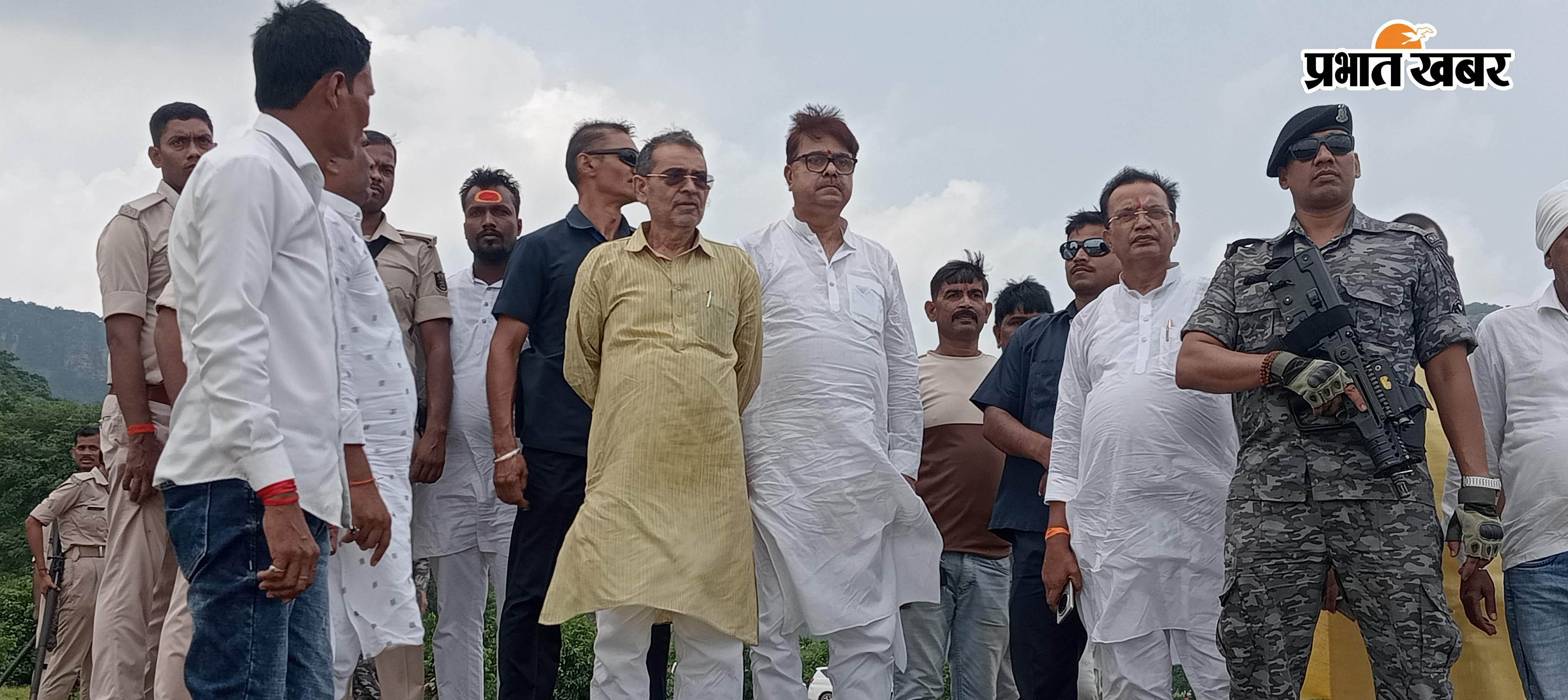 मां तुतला भवानी धाम में लघु सिंचाई विभाग द्वारा बनाए गए अर्धनिर्मित डैम का निरीक्षण करते राज्य सभा सांसद उपेंद्र कुशवाहा | Prabhat Khabar Network