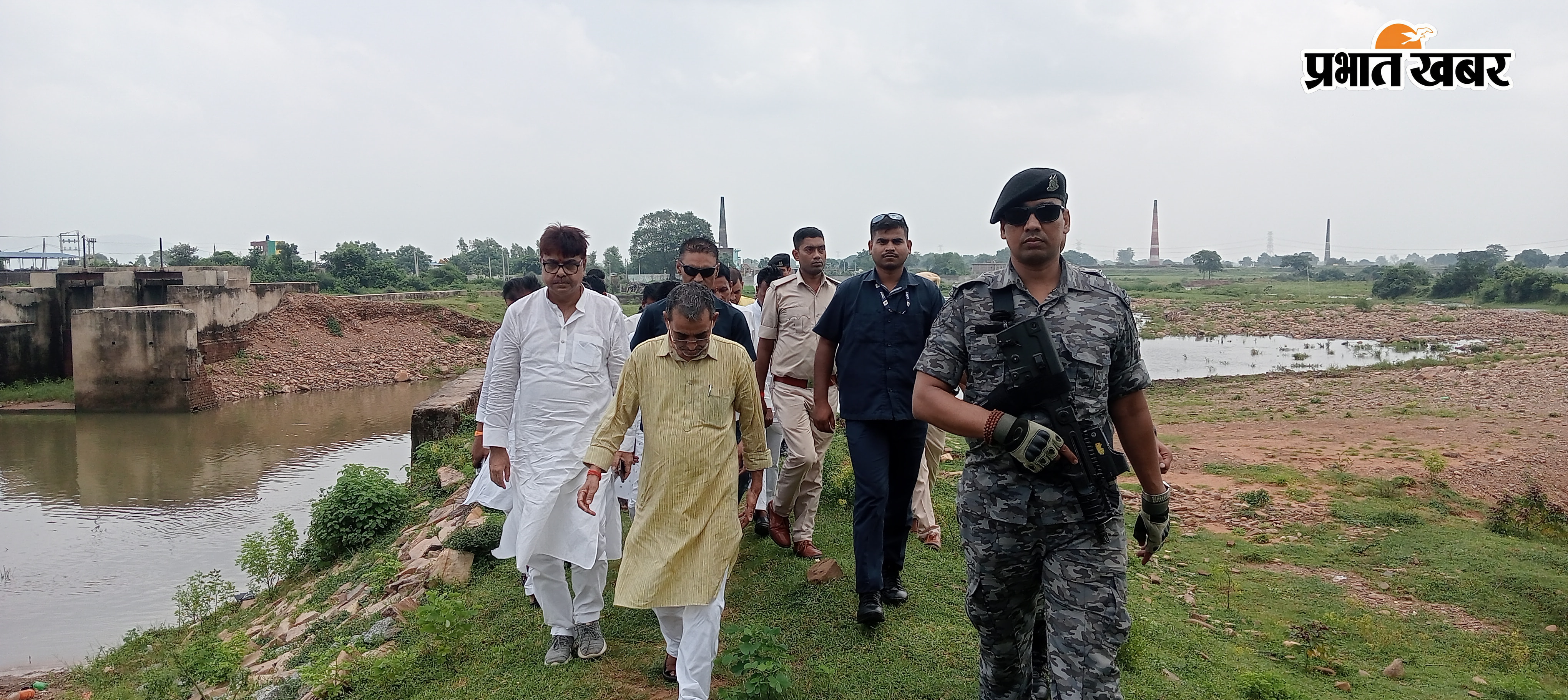 मां तुतला भवानी धाम में लघु सिंचाई विभाग द्वारा बनाए गए अर्धनिर्मित डैम का निरीक्षण करते राज्य सभा सांसद उपेंद्र कुशवाहा | Prabhat Khabar Network