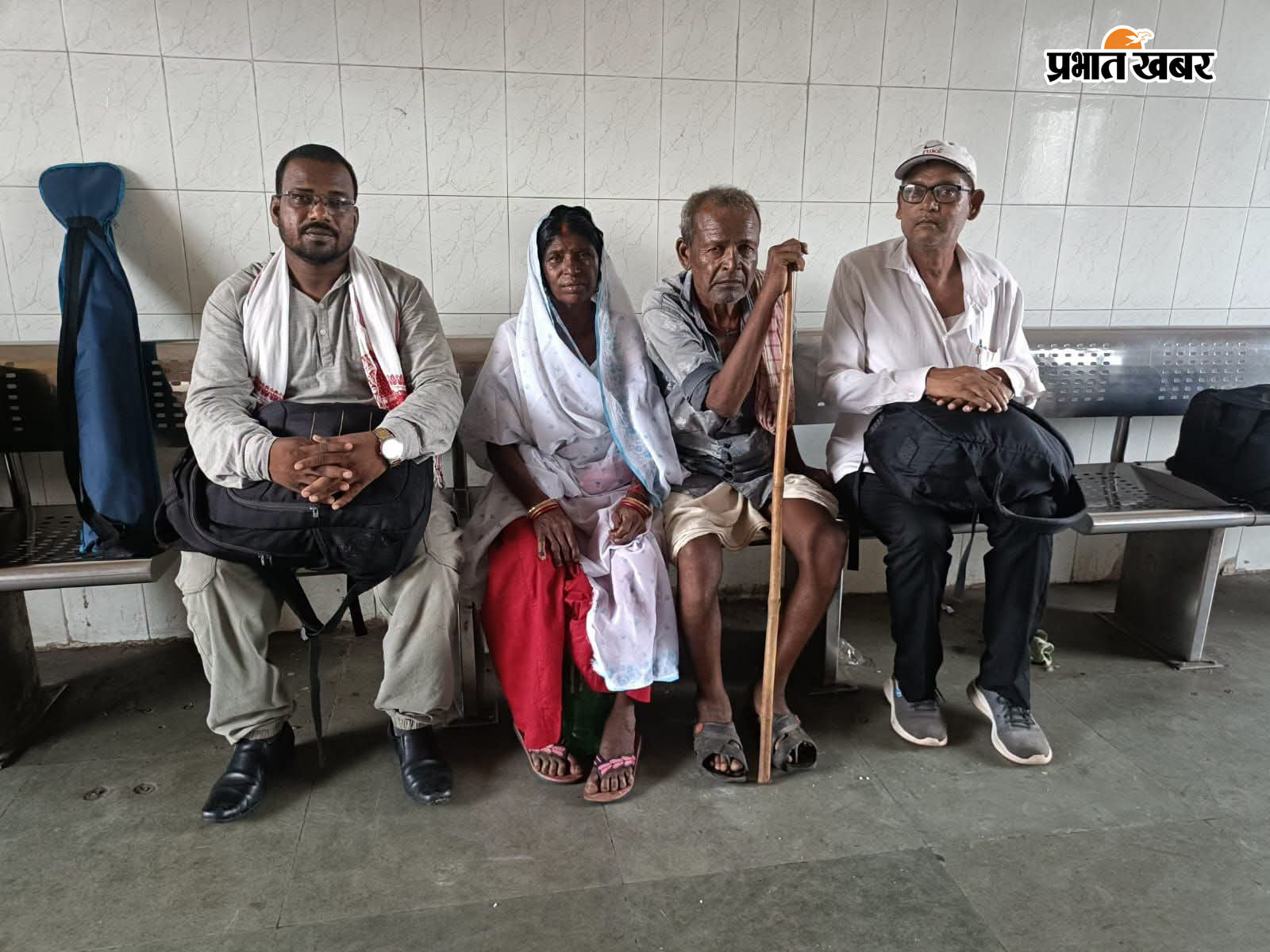 मुम्बई से बेटे को लाने के लिए रवाना होते मां बाप, साथ में सामाजिक कार्यकर्ता | Prabhat Khabar Network