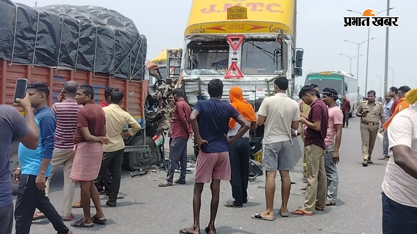 प्रयागराज में रफ़्तार का कहर, खड़े वाहन में टकराई डीसीएम, उधर ट्रक ने माँ-मासूम को रौंदा, 4 की मौत अन्य घायल