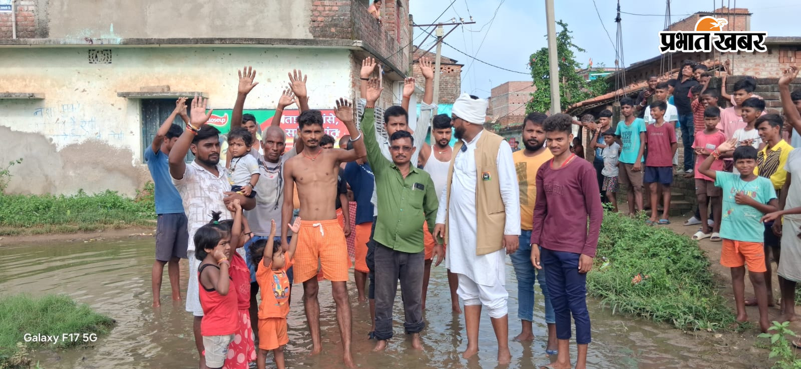 जल जमाव व कीचड़मय सड़क पर आक्रोशित ग्रामीण | Prabhat Khabar Network