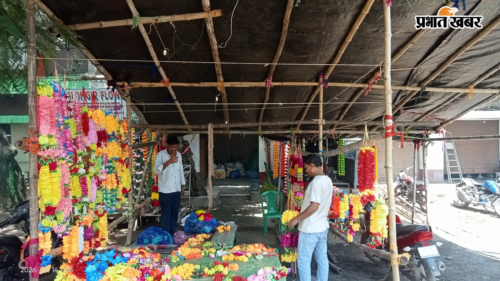 विश्वकर्मा पूजा से पहले पाकुड़ बाजार में बढ़ी रौनक; मूर्तियों को अंतिम रूप देने में जुटे कलाकार