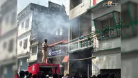 चुड़ीपट्टी बाजार में दुकान में लगी भीषण आग, दूसरी-तीसरी मंजिल तक पहुंचीं लपटें, नर्सिंग होम में मचा हड़कंप
