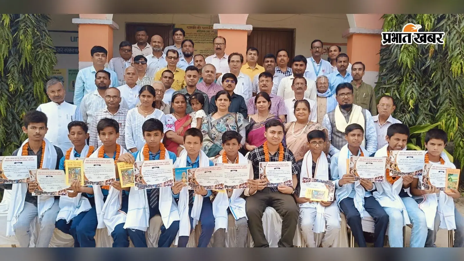सीतामढ़ी में हिंदी दिवस पर साहित्यिक आयोजन, नाटककार, टॉपर और गायक हुए सम्मानित