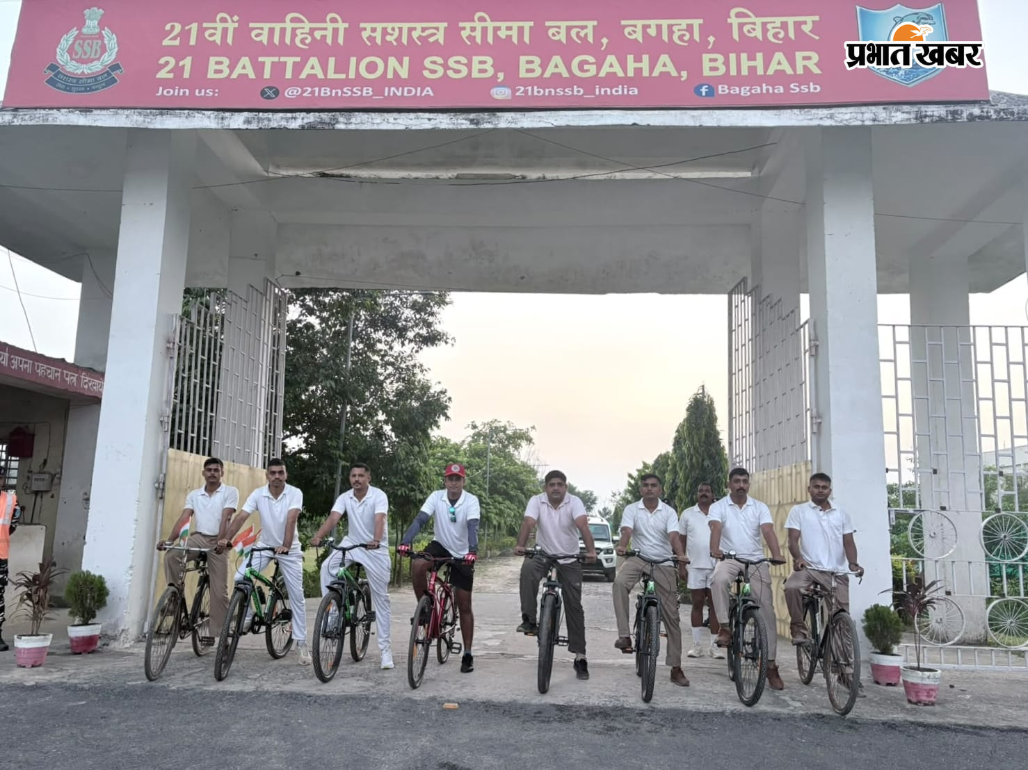 संडे ऑन साइकिल अभियान में उपस्थित अधिकारी व जवान | Prabhat Khabar Network