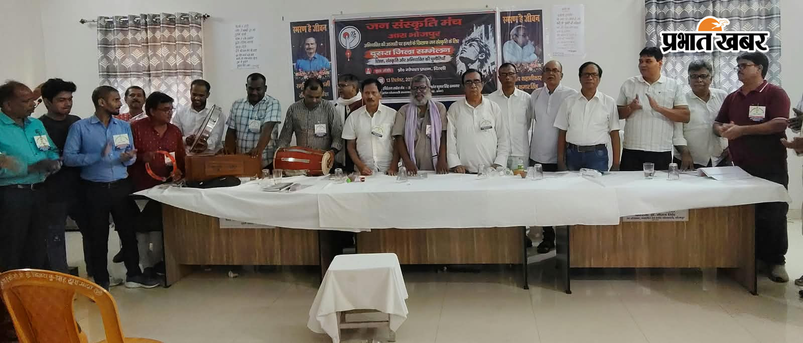 1. सम्मेलन को संबोधित करते प्रोफेसर मृत्युंजय सिंह 2. हम होंगे कामयाब एक दिन गीत सम्मेलन का हुआसमापन | Prabhat Khabar Network