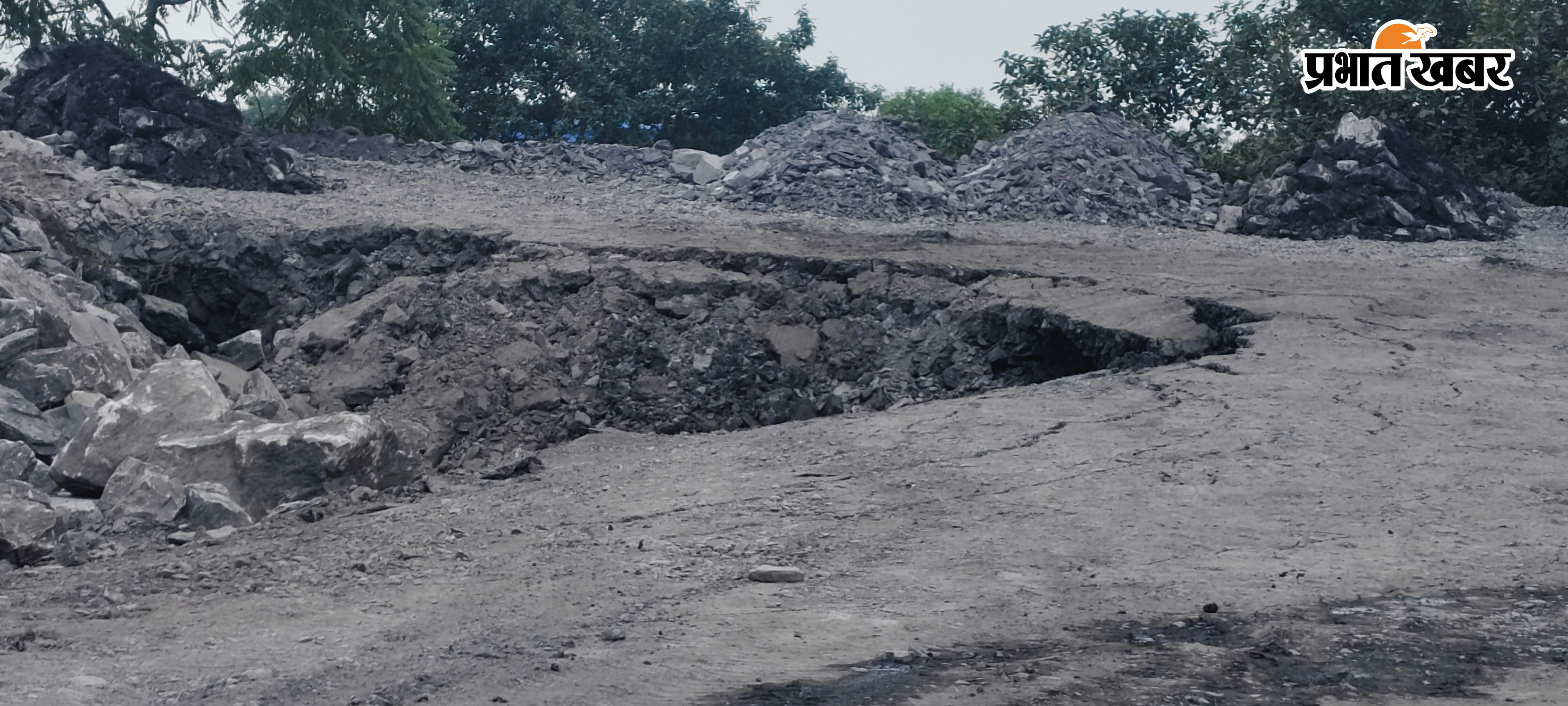 प्रबंधन के साथ ग्रामीण नोकझोक करते ओबी डंप में भूधसन | Prabhat Khabar Network