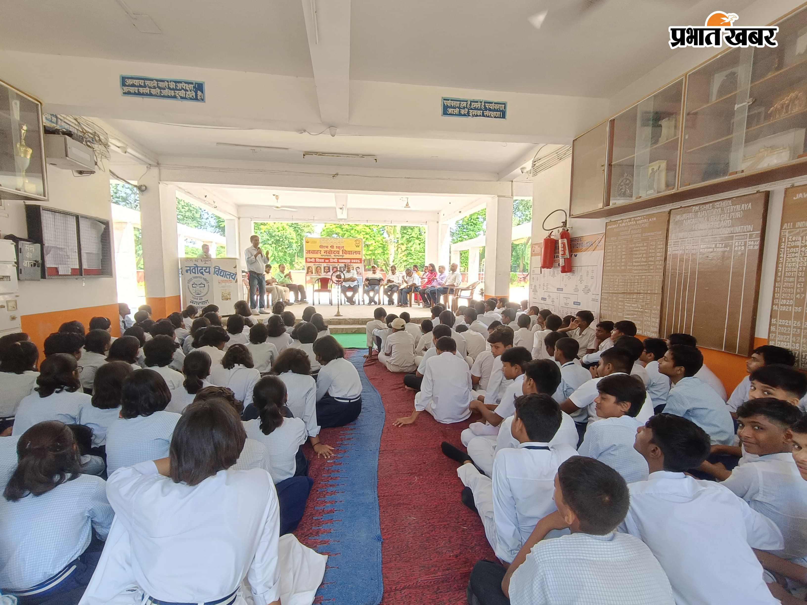 नवोदय विद्यालय में पुरस्कृत बच्चों के साथ प्रभारी प्राचार्य व अन्य शिक्षक | Prabhat Khabar Network