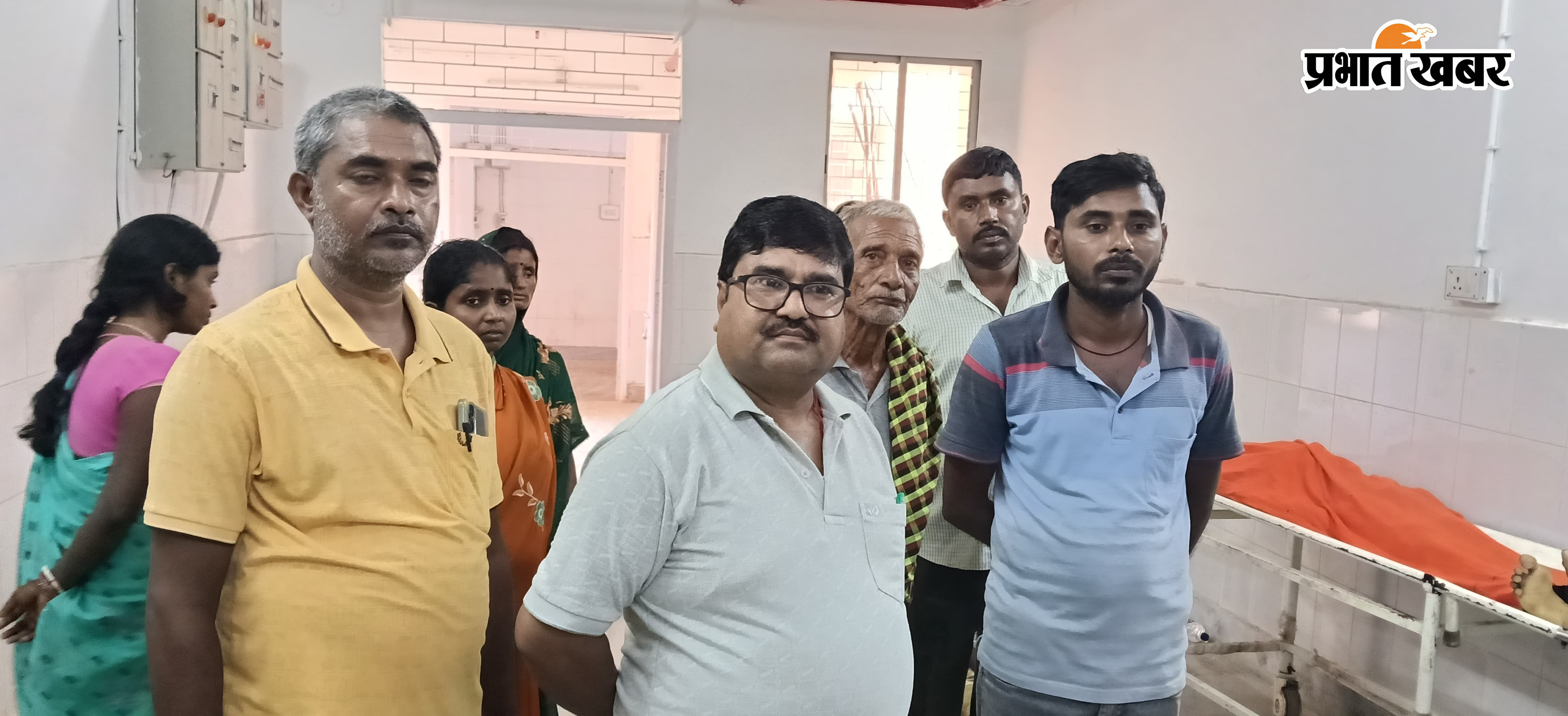 घायल का अस्पताल में  इलाज परिजन के साथ प्रेम कुशवाहा | Prabhat Khabar Network