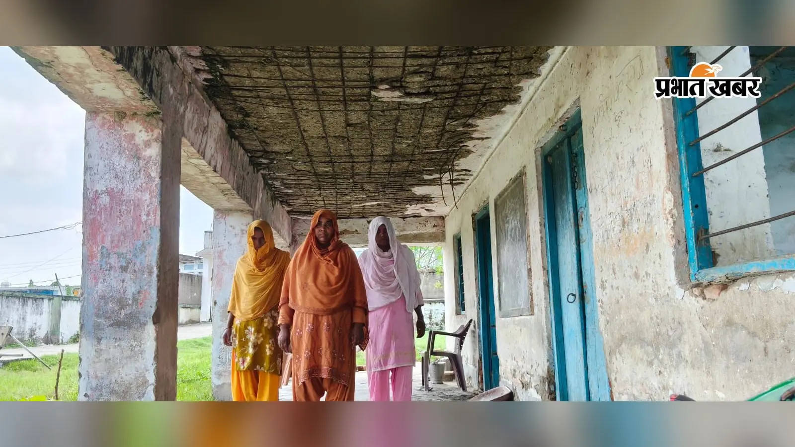 कब टूटकर गिर जाए छत का हिस्सा! जर्जर रसोईघर में खाना बना रहीं रसोईया