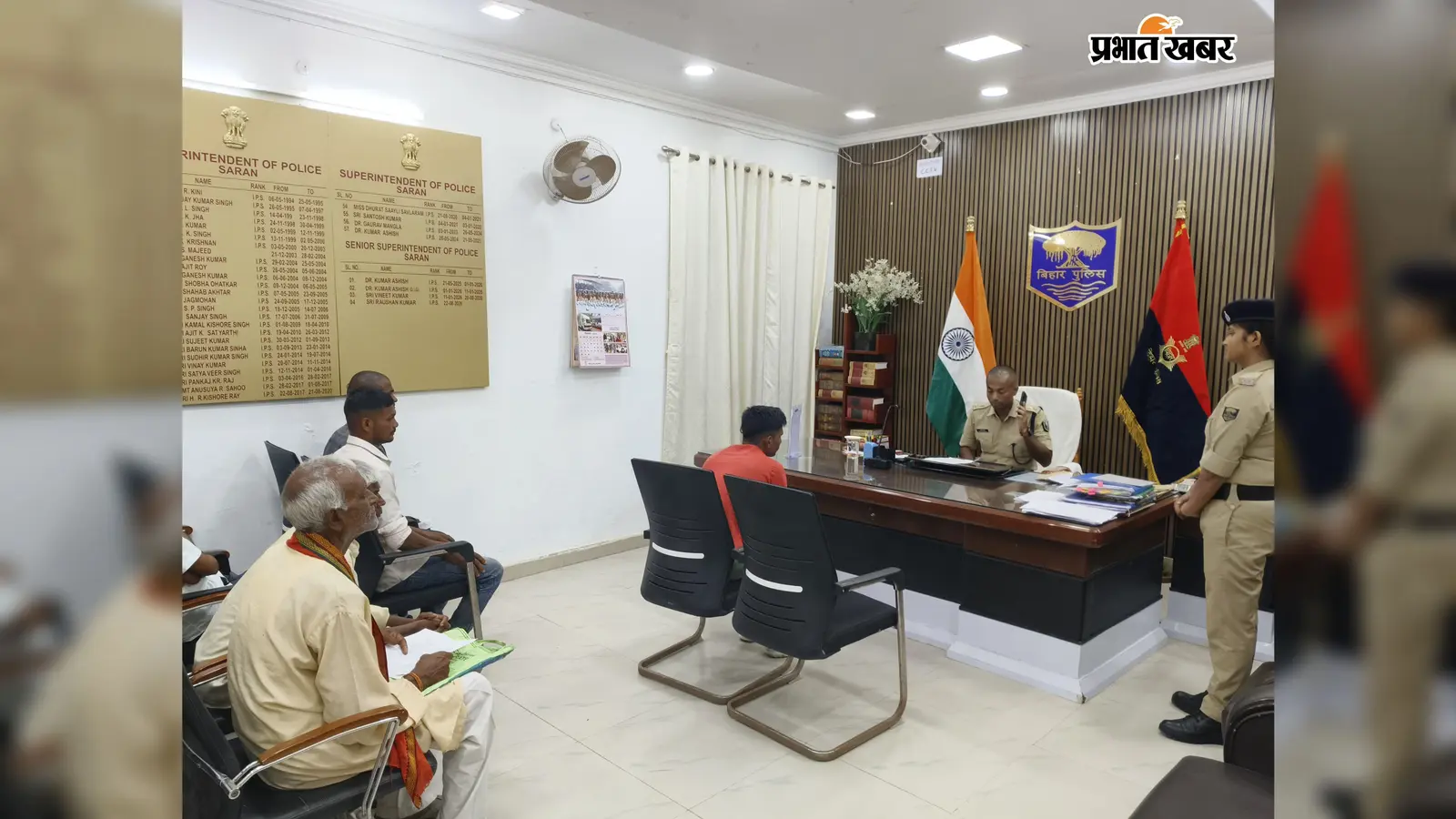 छपरा में वरीय पुलिस अधीक्षक ने की जनसुनवाई, फरियादियों की समस्याएं सुनकर अधिकारियों को कार्रवाई के निर्देश