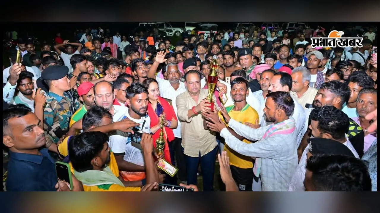 डे-नाइट फुटबॉल टूर्नामेंट में केएलएम क्लब कतराटांड़ चैंपियन, इस्लाम नगर की टीम रही उपविजेता