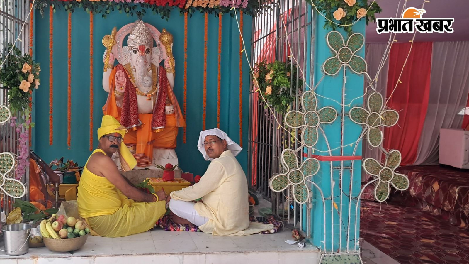 अनुमंडल कार्यालय के समीप काली मंदिर परिसर स्थित भगवान श्री गणेश मंदिर में विशेष पूजा करते मंदिर के संस्थापक | Prabhat Khabar Network