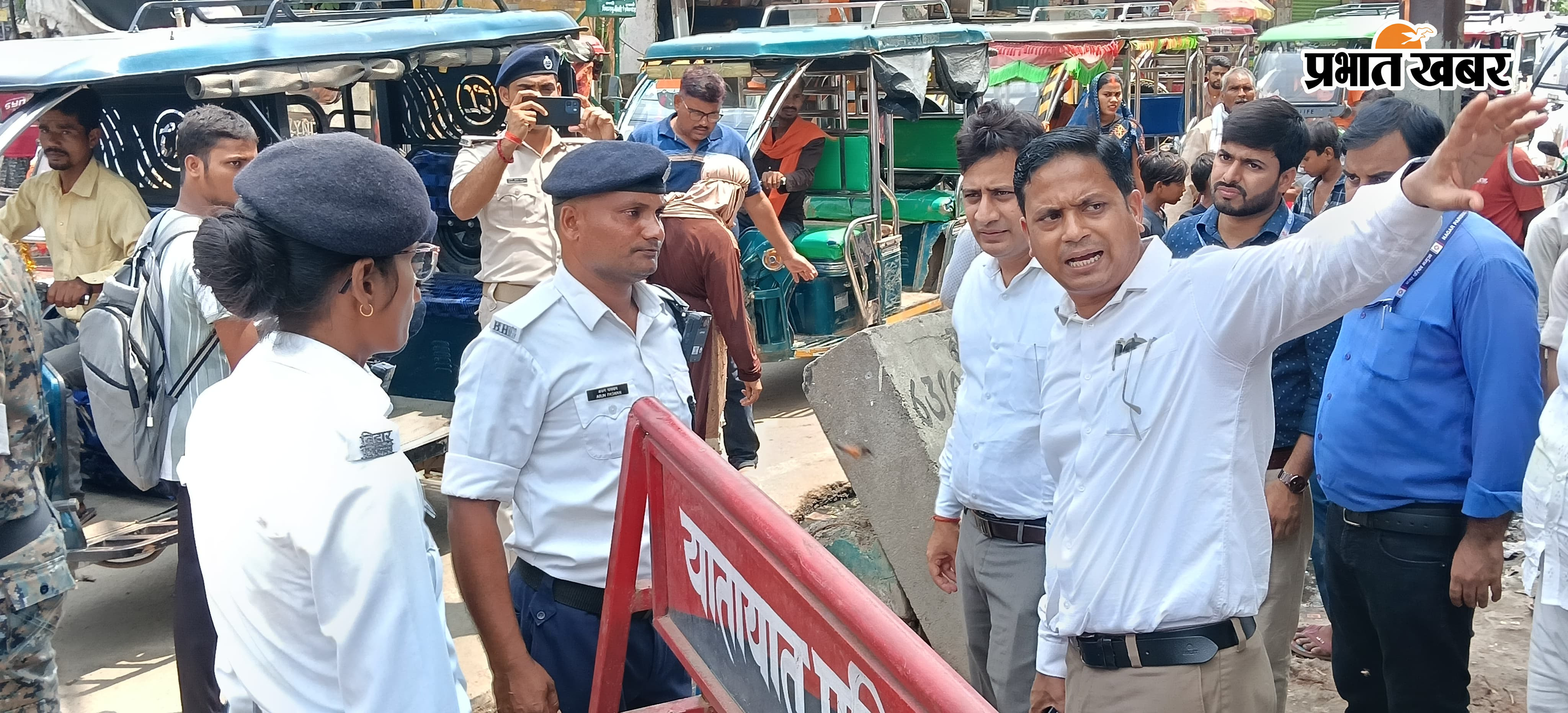 ट्रैफिक पुलिस को निर्देश देते एसडीएम| Prabhat Khabar Network