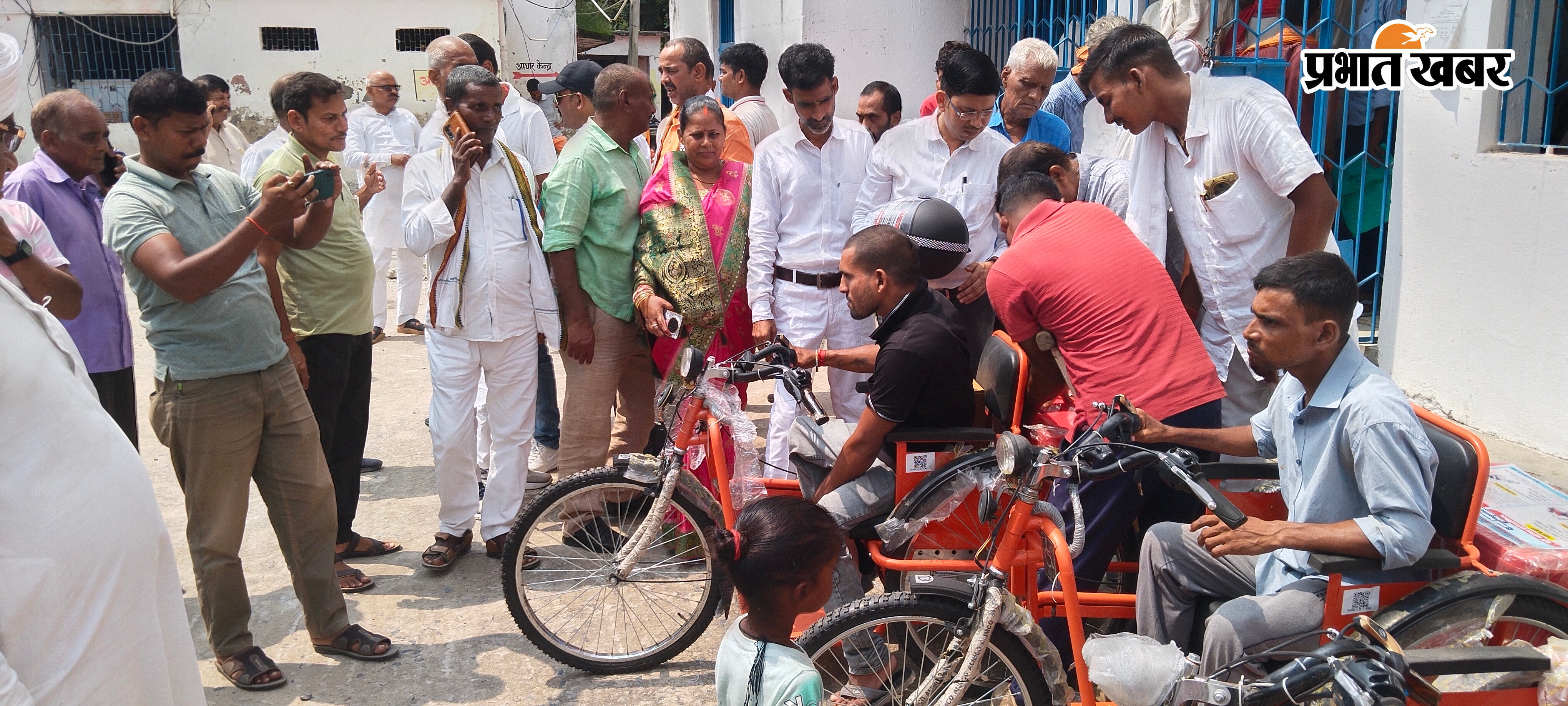 फोटो दिव्यांगों को हरी झंडी दिखाकर रवाना करते विधायक बिरेंद्र सिंह एवं अन्य | Prabhat Khabar Network
