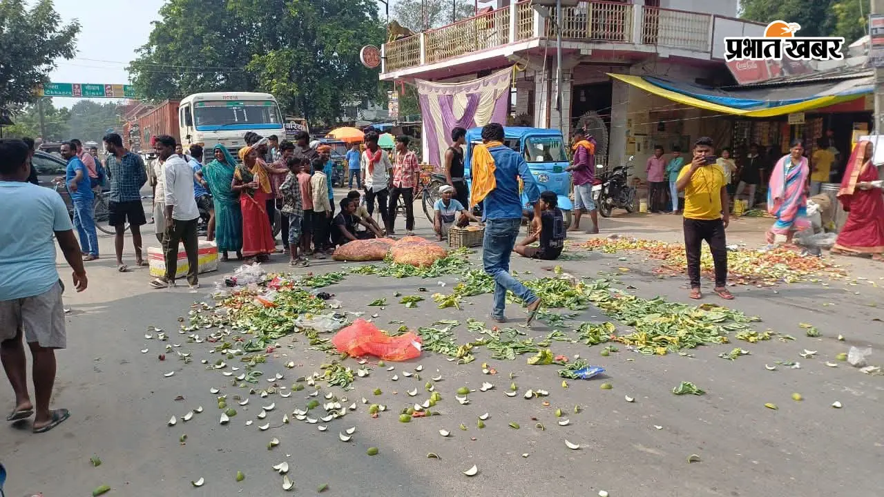 सारण में सफाई कर्मियों की हड़ताल, सड़क पर कचरा रखकर किया जाम; मांगों को लेकर नगर पंचायत के खिलाफ नारेबाजी