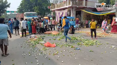 सारण में सफाई कर्मियों की हड़ताल, सड़क पर कचरा रखकर किया जाम; मांगों को लेकर नगर पंचायत के खिलाफ नारेबाजी