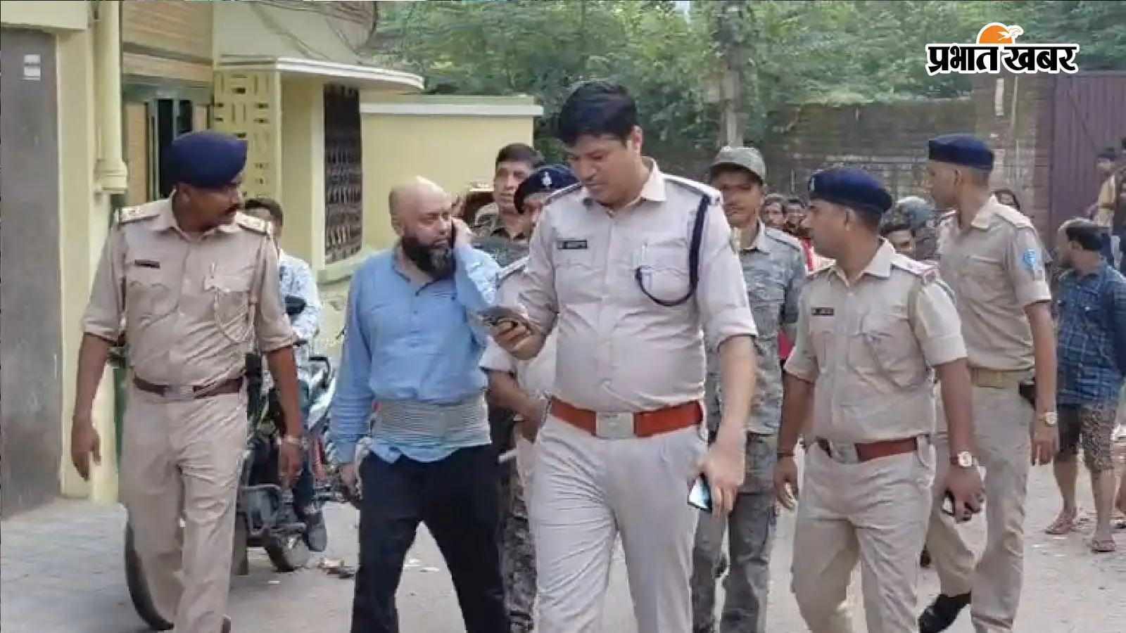 गैंगस्टर प्रिंस खान के भाई बंटी खान की धनबाद पुलिस ने कराई रोड परेड, निशानदेही के दौरान पिटाई, देखें PHOTO