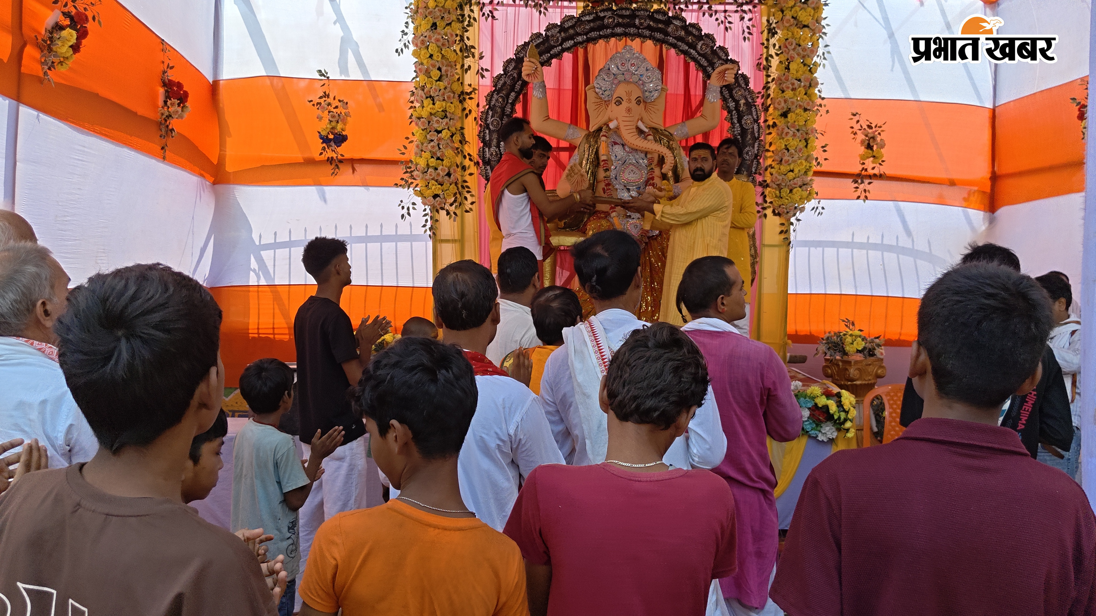 पूजा अर्चना करते श्रद्धालु | Prabhat Khabar Network