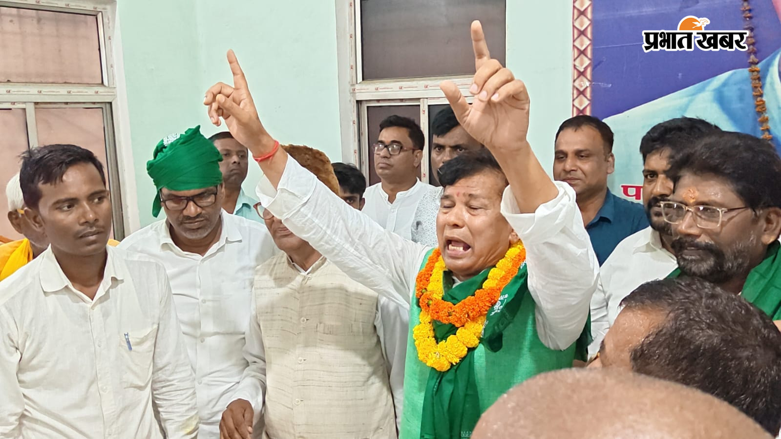 परसा में कार्यकर्ताओं संग एमएलसी प्रत्याशी जयराम यादव| Prabhat Khabar Network