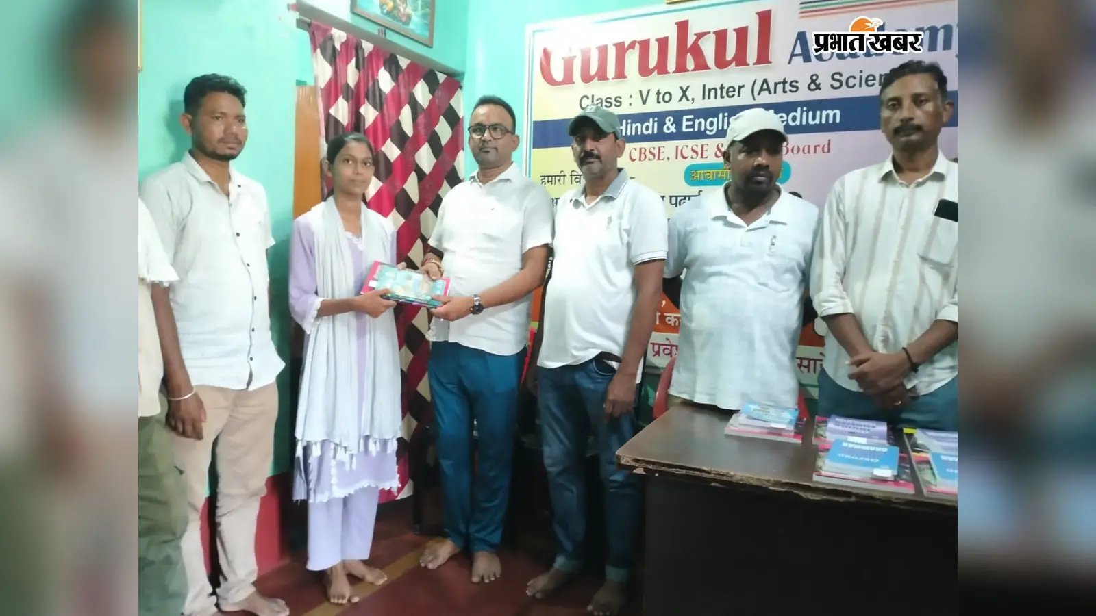 गुरुकुल एकेडमी के 25 बच्चों को सौगात, किताब-कॉपी समेत मिला स्कूल किट