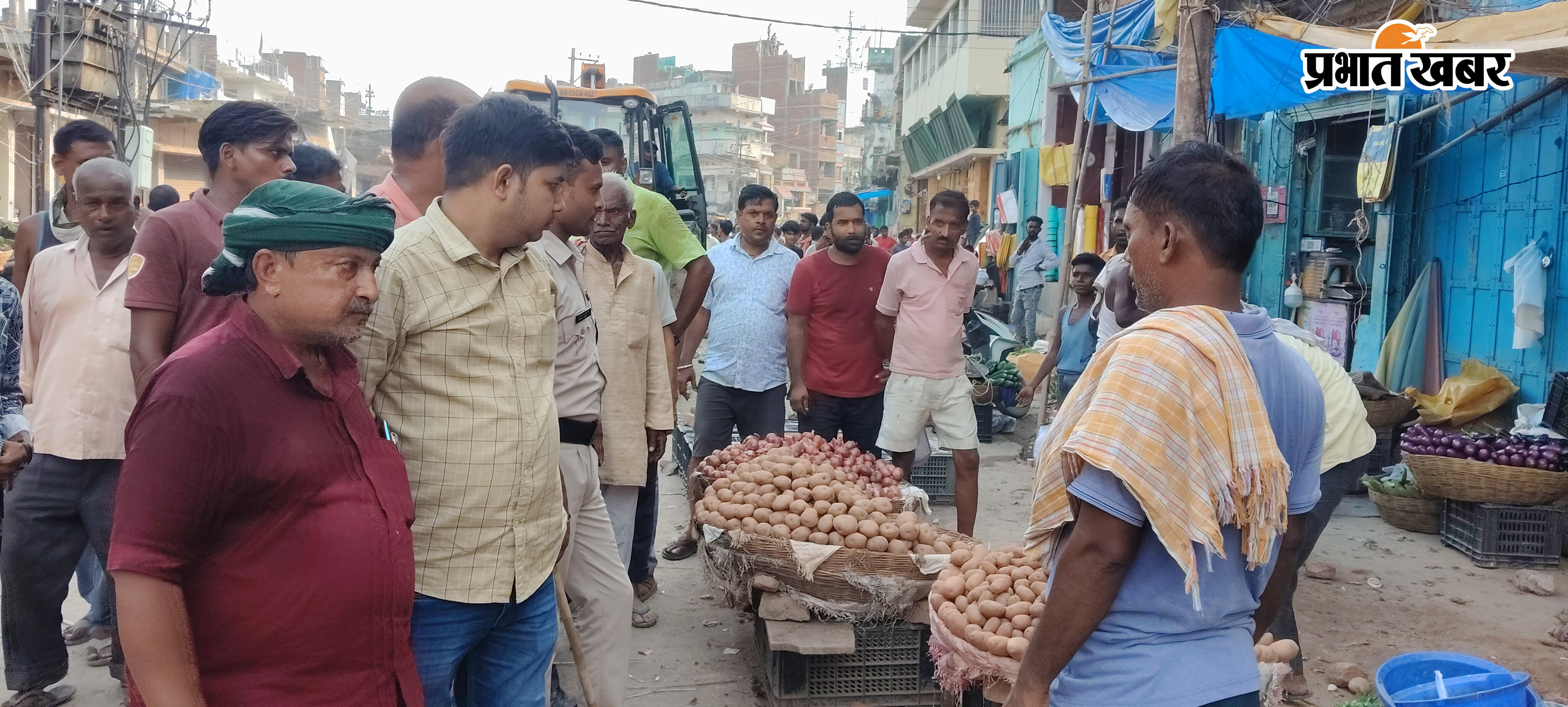 नोट: फोटो नंबर 14 सीएचपी 4,5 है कैप्सन होगा- साहेबगंज सरकारी बाजार से अतिक्रमण हटाते नगर निगम कर्मी | Prabhat Khabar Network