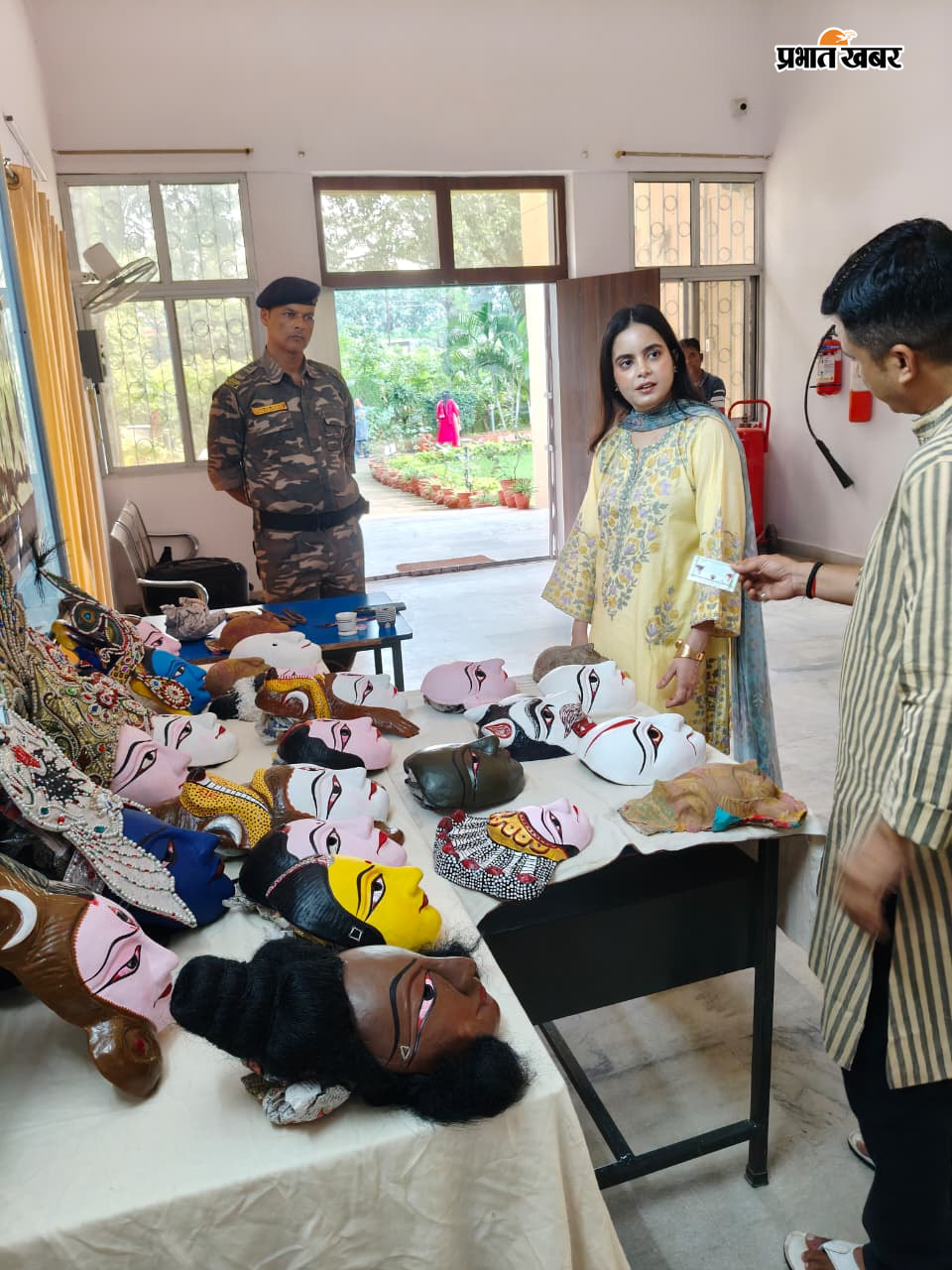 छऊ मास्क की तस्वीर.