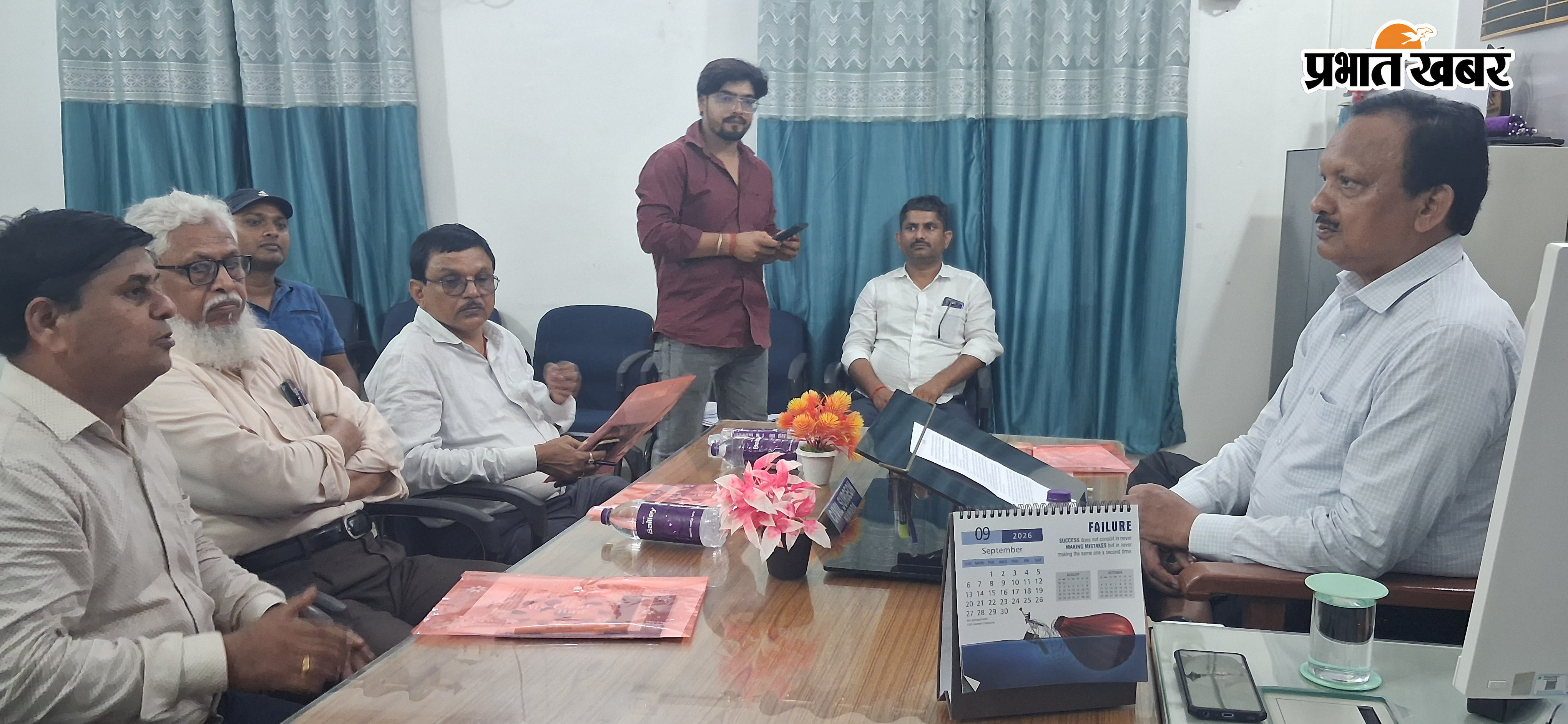 कार्यक्रम का उद्घाटन करते सिविल सर्जन मीडिया ब्रीफिंग के दौरान उपस्थित अधिकारी व अन्य | Prabhat Khabar Network