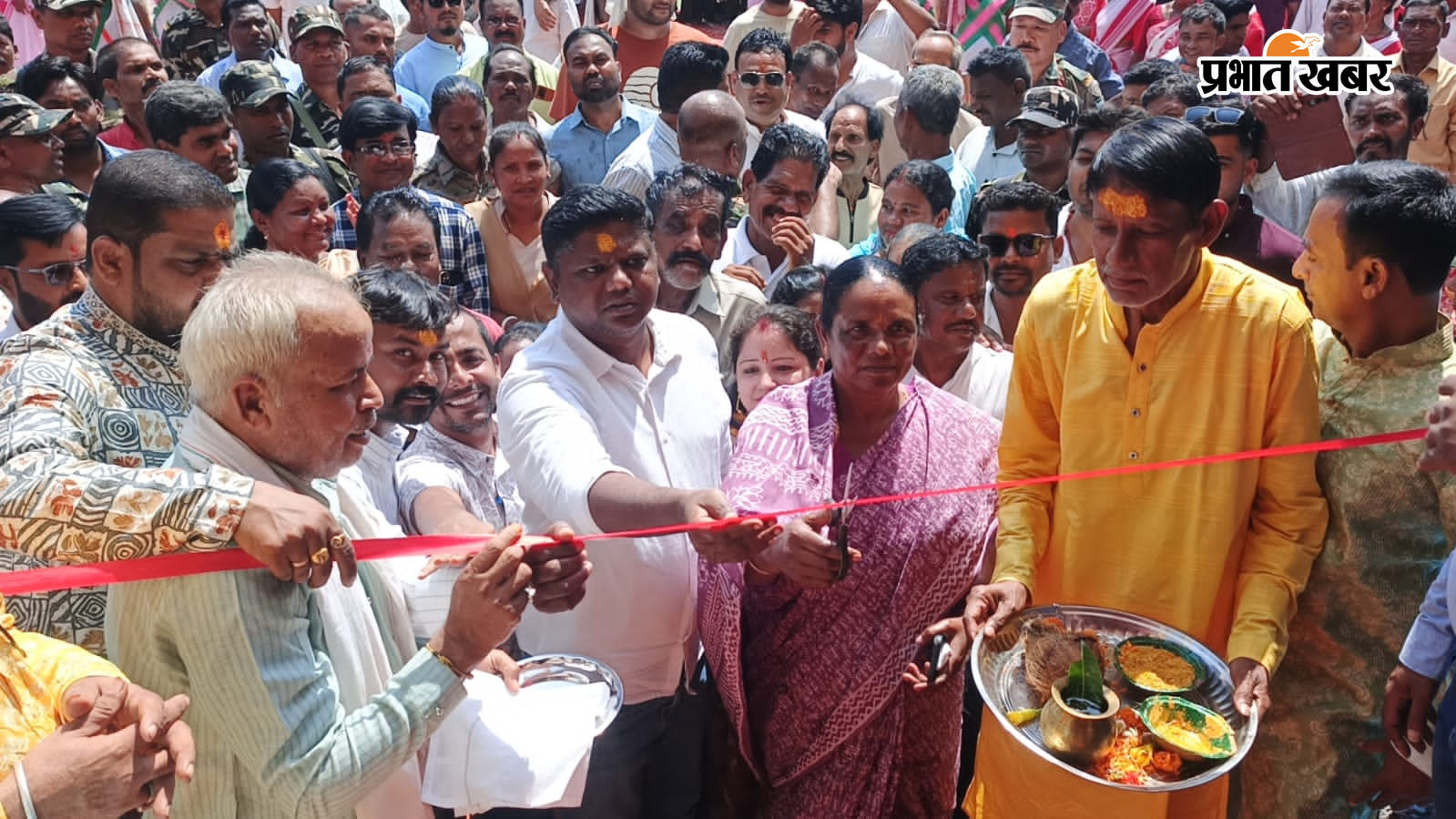 पंडाल का उद्घाटन करते अतिथि,स्वागत करती नृत्य मंडली, स्थापित प्रतिमा,सांस्कृतिक कार्यक्रम प्रस्तुत करती बच्चियों | Prabhat Khabar Network