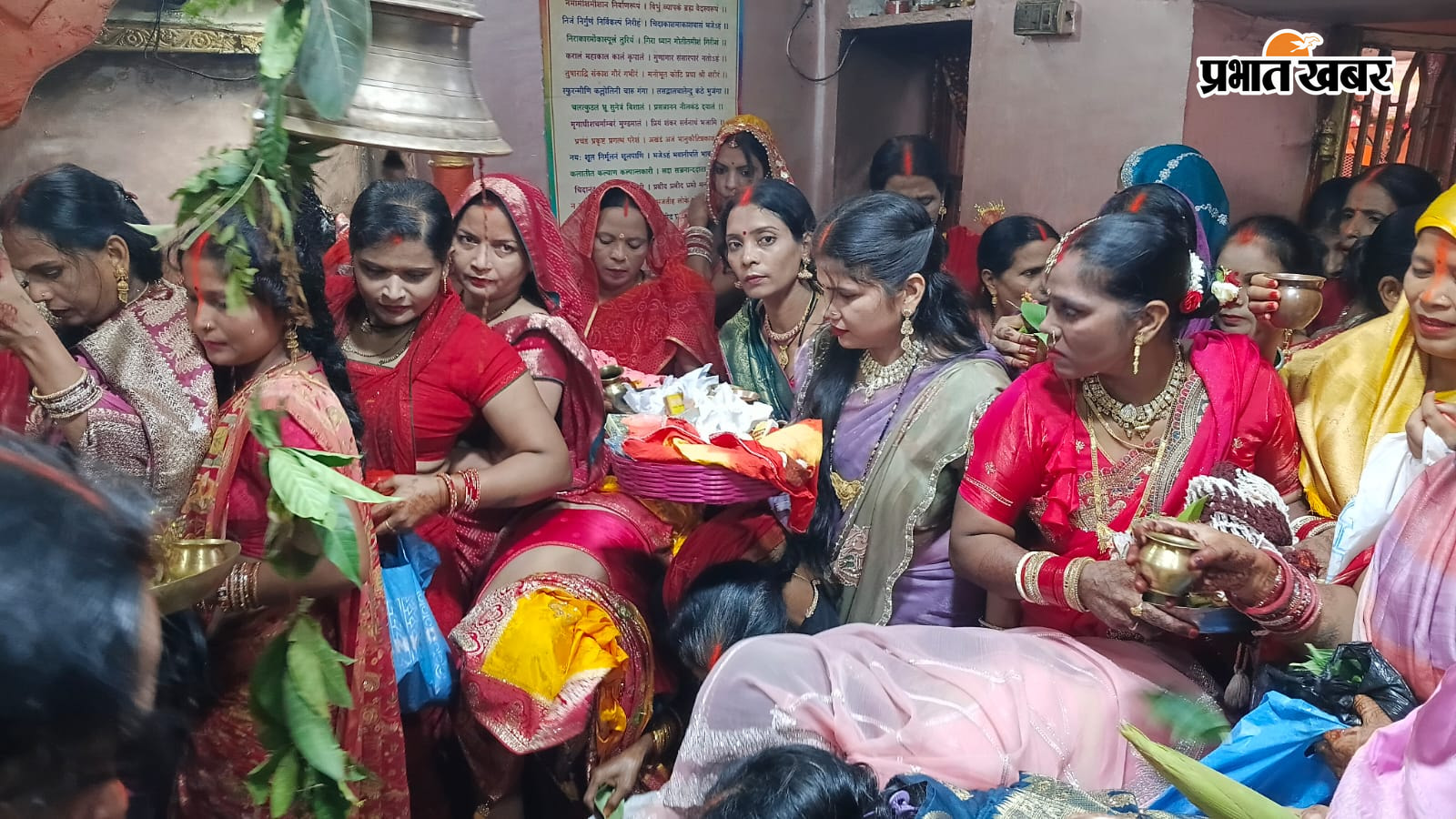 फ़ोटो: मंदिर में कथा सुनती व्रती फ़ोटो.महादेवा पंचमुखी शिव मंदिर में भगवान शिव की पूजा करती व्रती | Prabhat Khabar Network