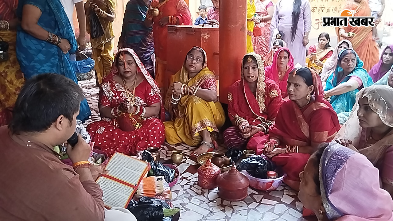 फ़ोटो: मंदिर में कथा सुनती व्रती फ़ोटो.महादेवा पंचमुखी शिव मंदिर में भगवान शिव की पूजा करती व्रती | Prabhat Khabar Network