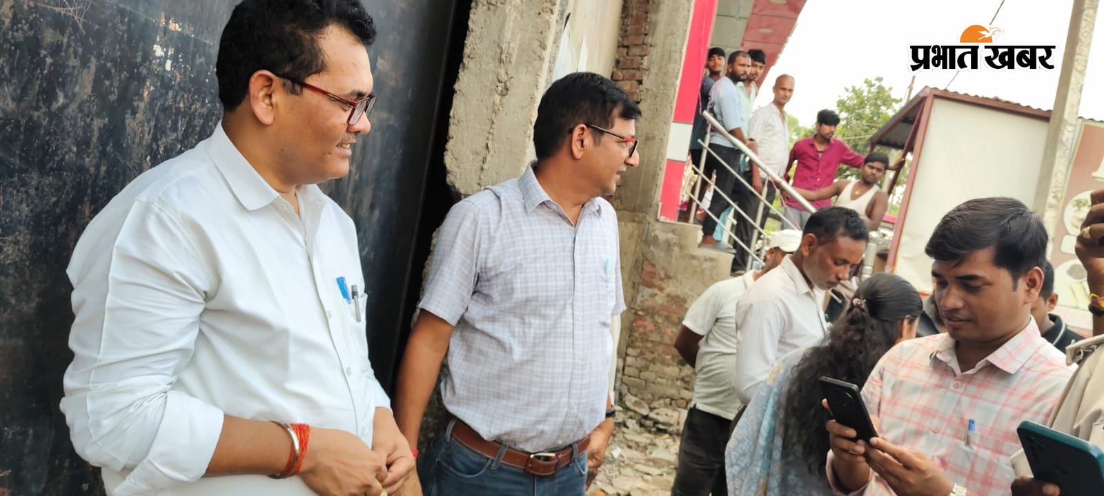 फोटो कैप्सन : लक्ष्मण चौक स्थित उर्वरक गोदाम का जांच करने पहुंचे बंजरिया बीडीओ व अन्य अधिकारी | Prabhat Khabar Network